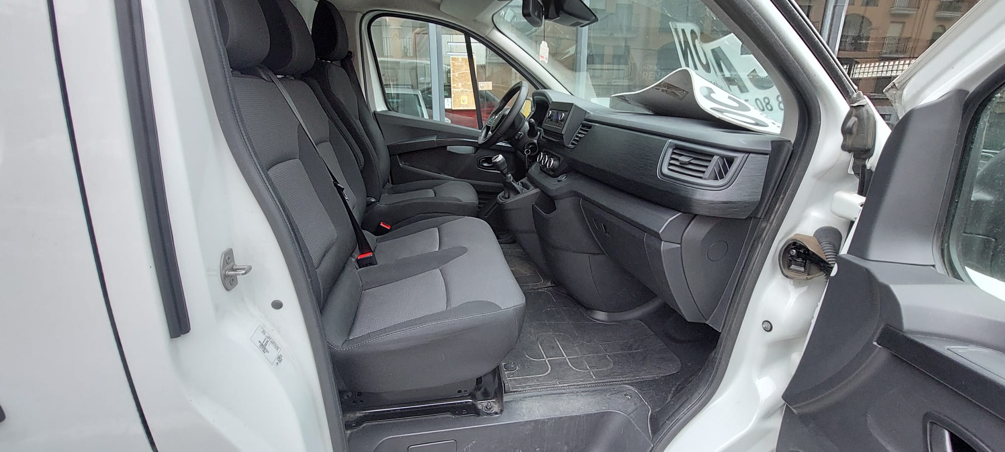 Renault Trafic 2.0 130cv miniatura 11